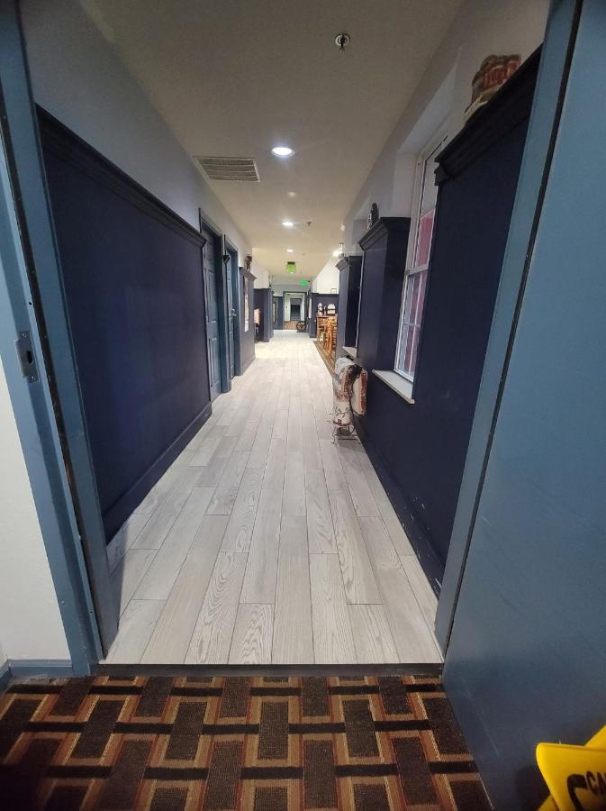 Countryside Inn 내파니 외부 사진